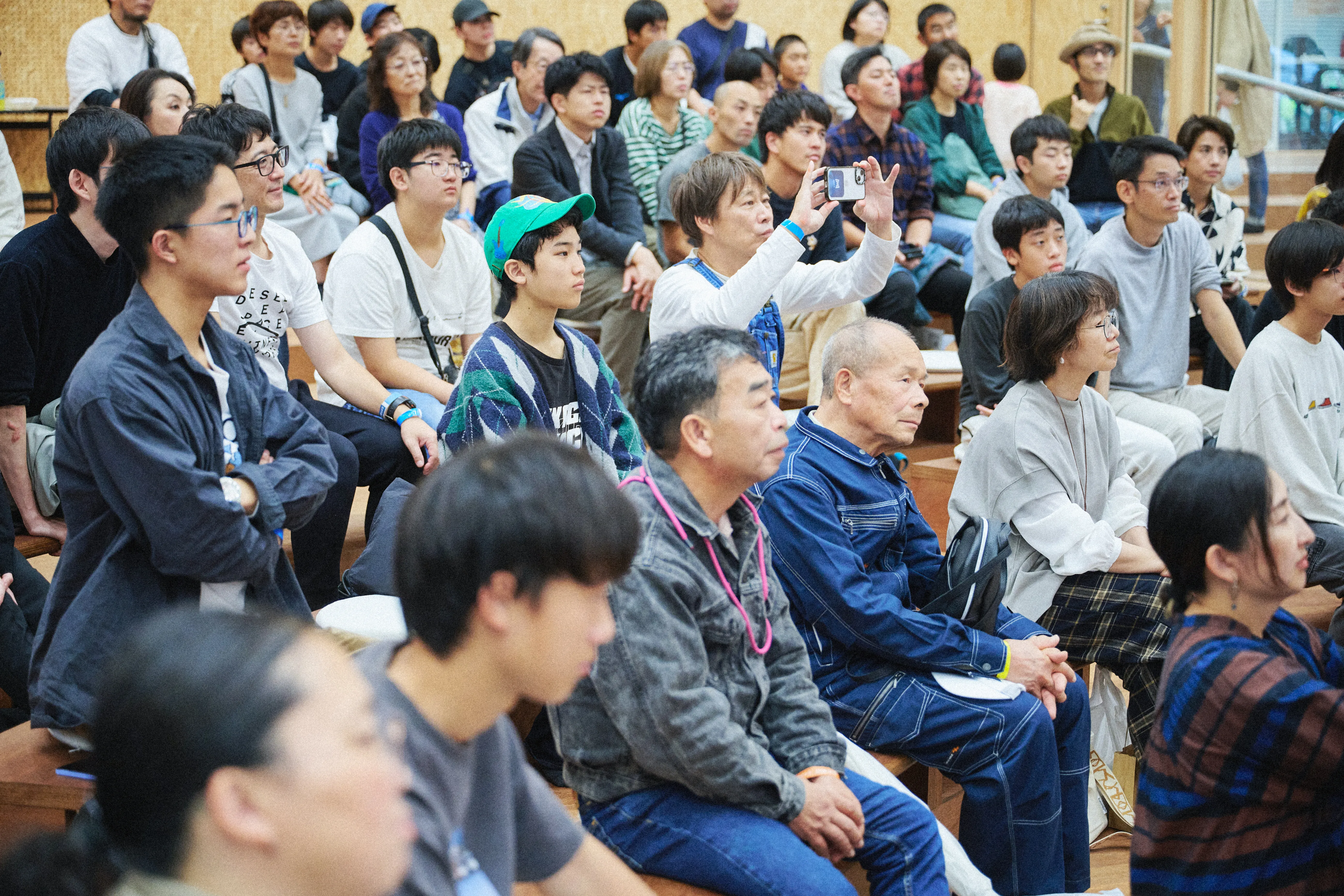 ステージを見る来場者
